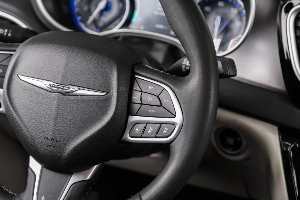 Used 2024 Chrysler Pacifica Touring-L FWD image 27