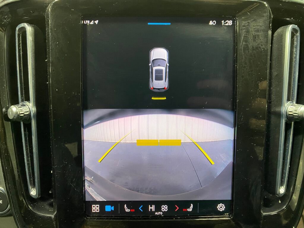 Used 2023 Volvo XC40 B5 Core image 13