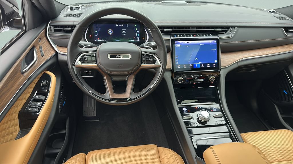 Used 2023 Jeep Grand Cherokee Summit AWD/4WD image 11