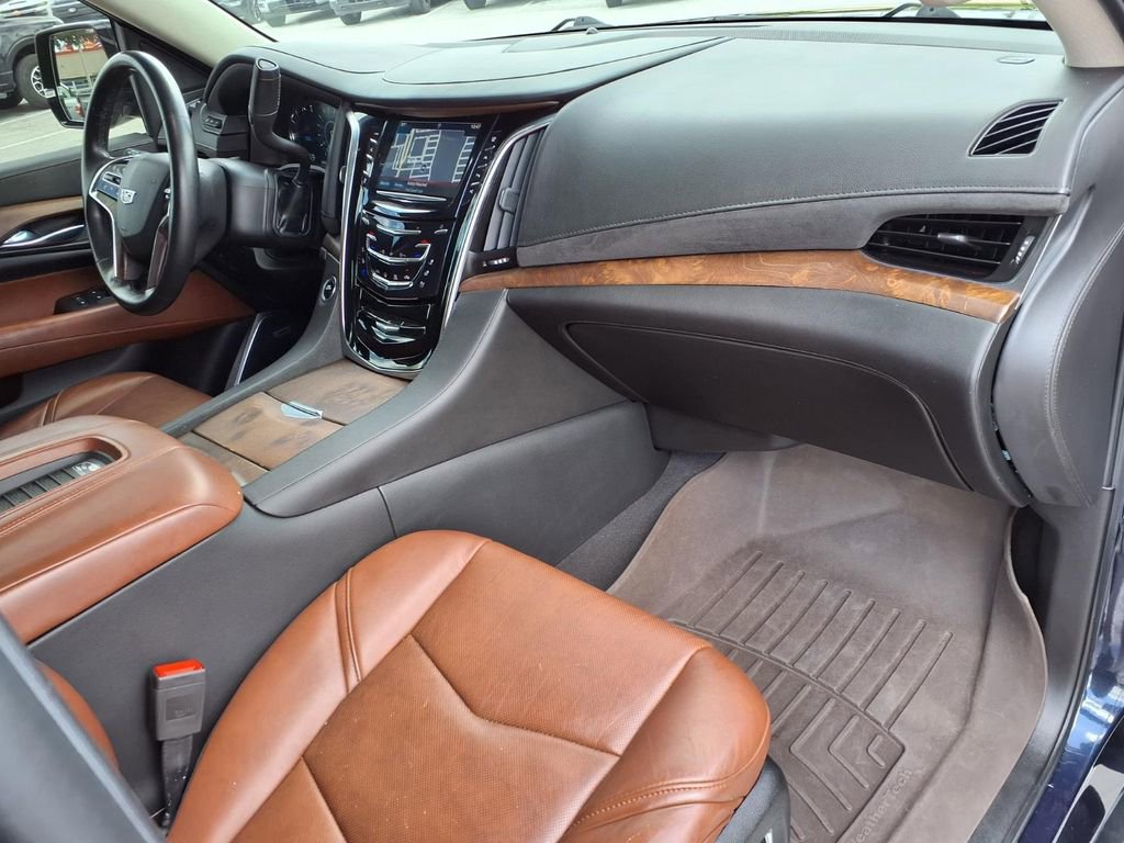 Used 2020 Cadillac Escalade Premium Luxury AWD/4WD image 11