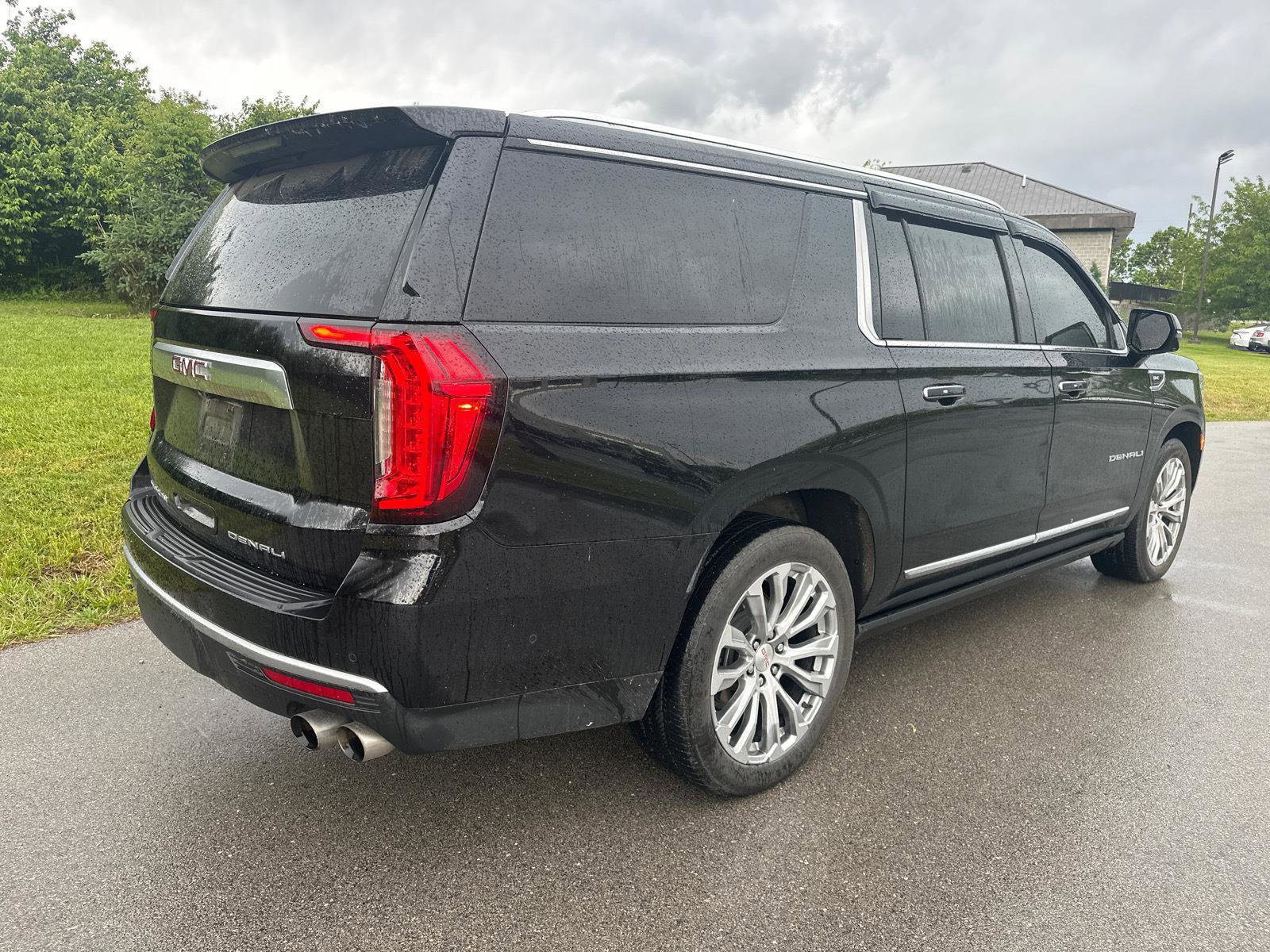 Used 2024 GMC Yukon XL Denali w/ Denali Reserve Package AWD/4WD image 12