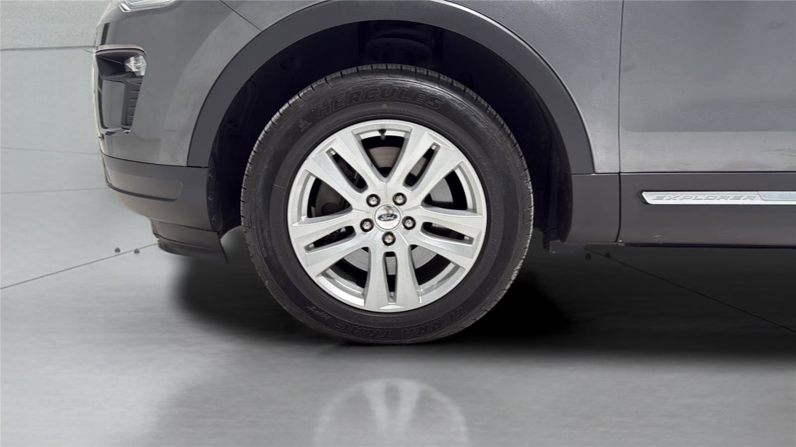 Used 2018 Ford Explorer XLT w/ Equipment Group 201A AWD/4WD image 26