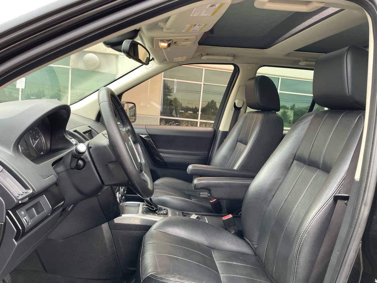 Used 2015 Land Rover LR2 HSE image 10