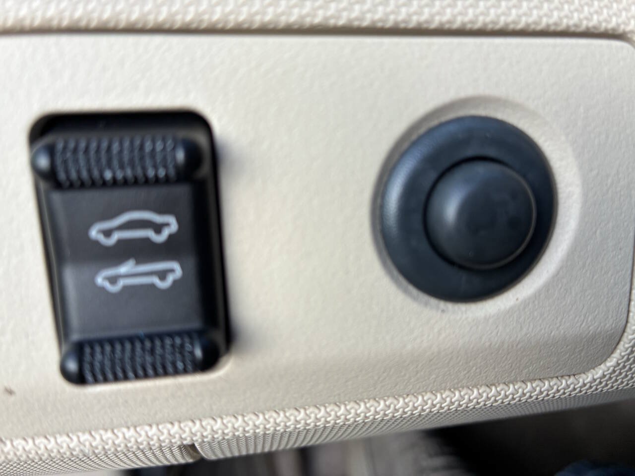Used 2008 Chrysler Sebring Limited w/ Luxury Group FWD image 24