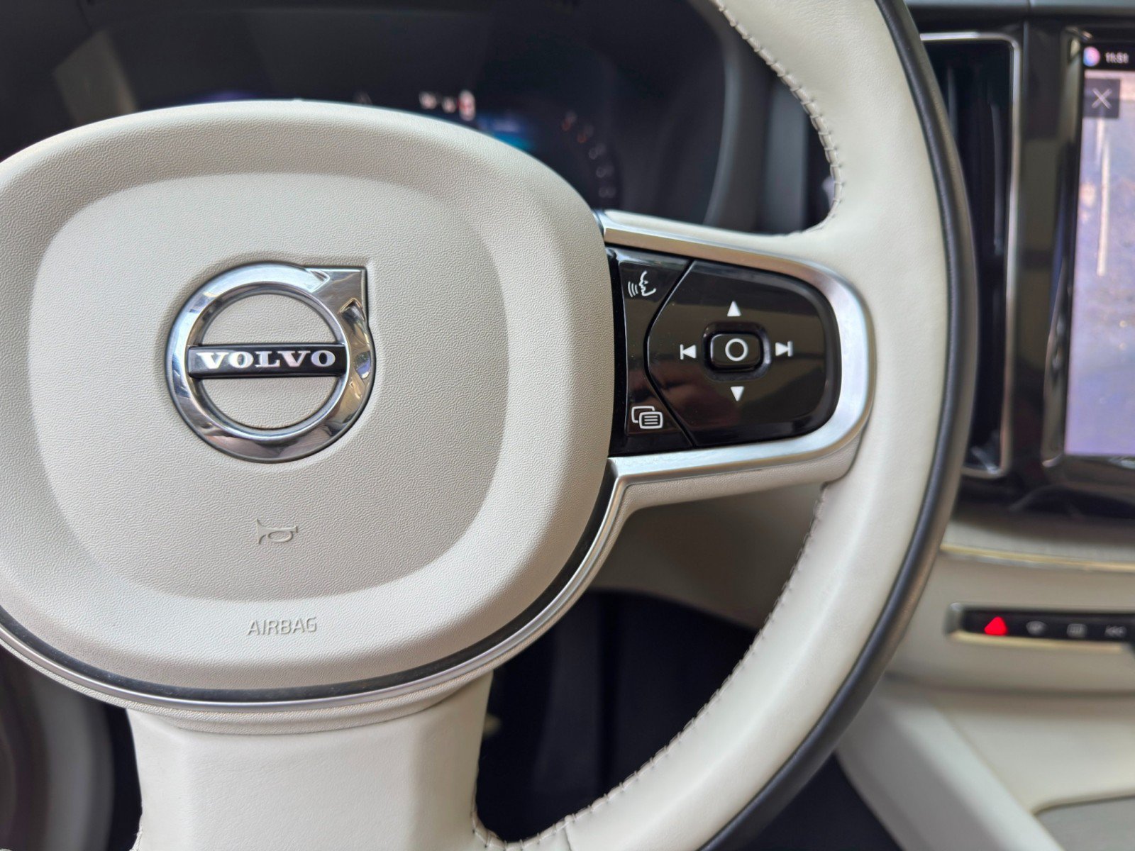 Used 2023 Volvo XC60 B5 Plus AWD/4WD image 21