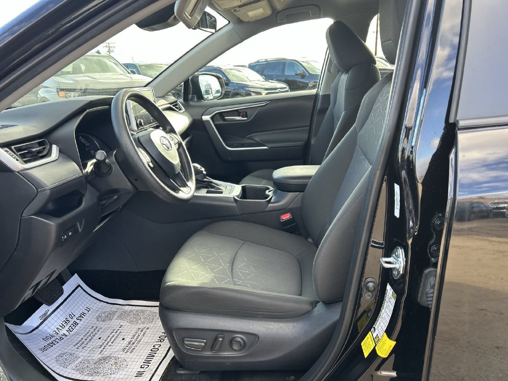 Used 2025 Toyota RAV4 XLE FWD image 23