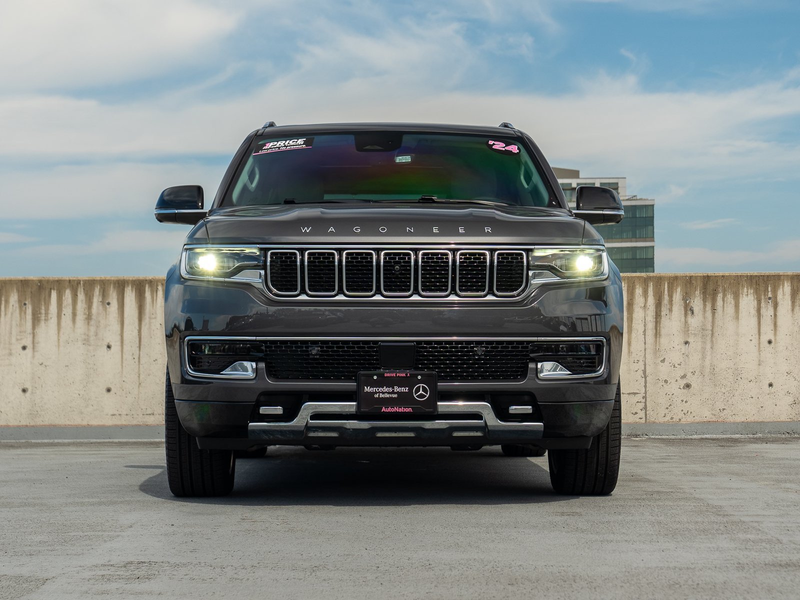 Used 2024 Jeep Wagoneer Series III w/ Premium Group I AWD/4WD image 2