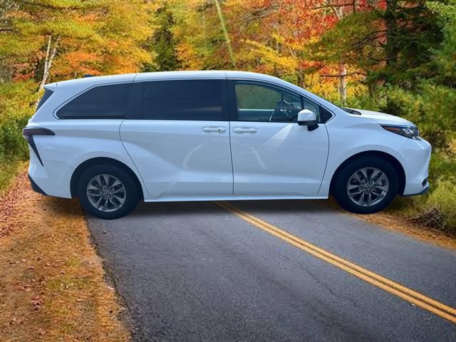 Used 2025 Toyota Sienna LE FWD image 2