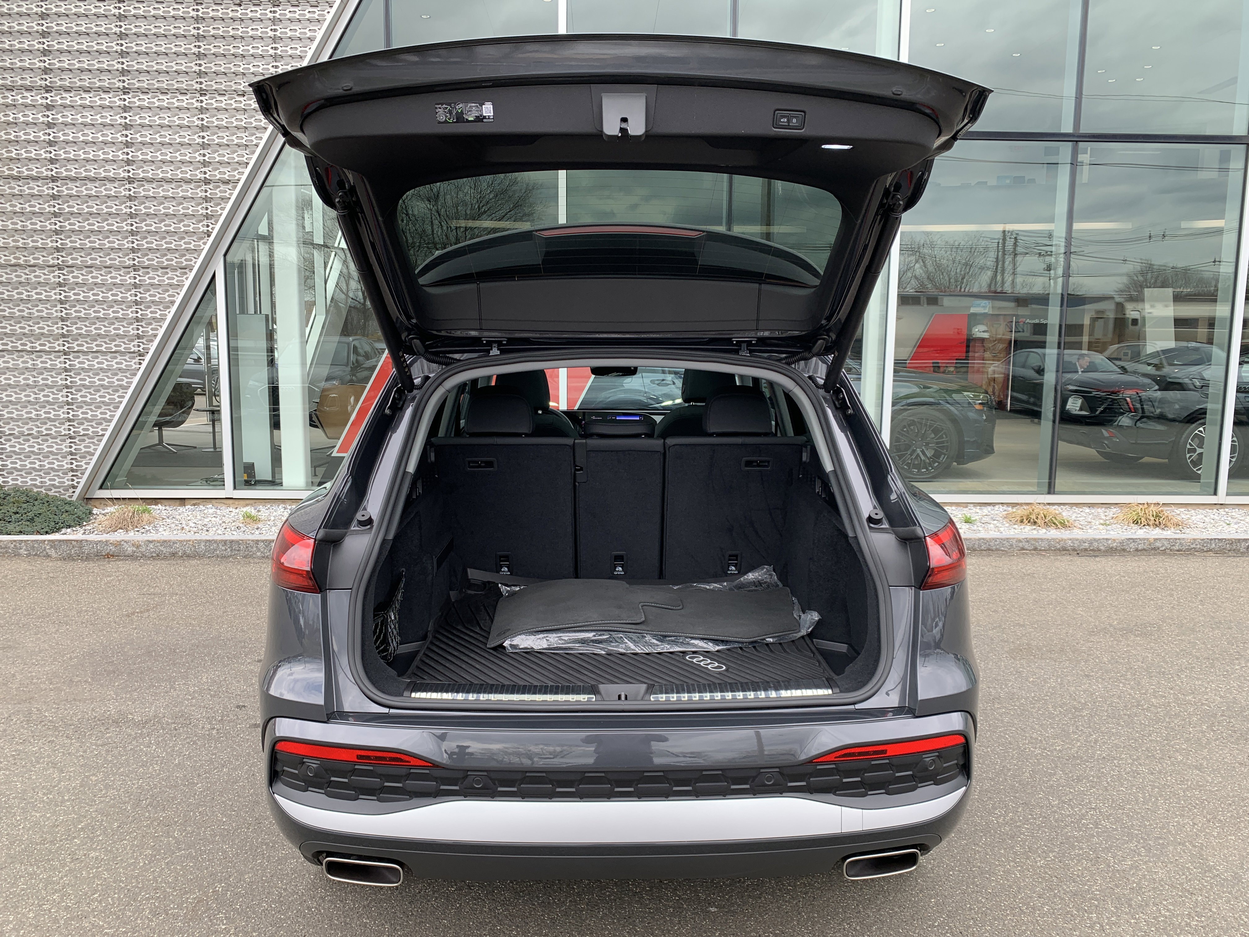 Used 2025 Audi Q5 Premium w/ Convenience Package image 17