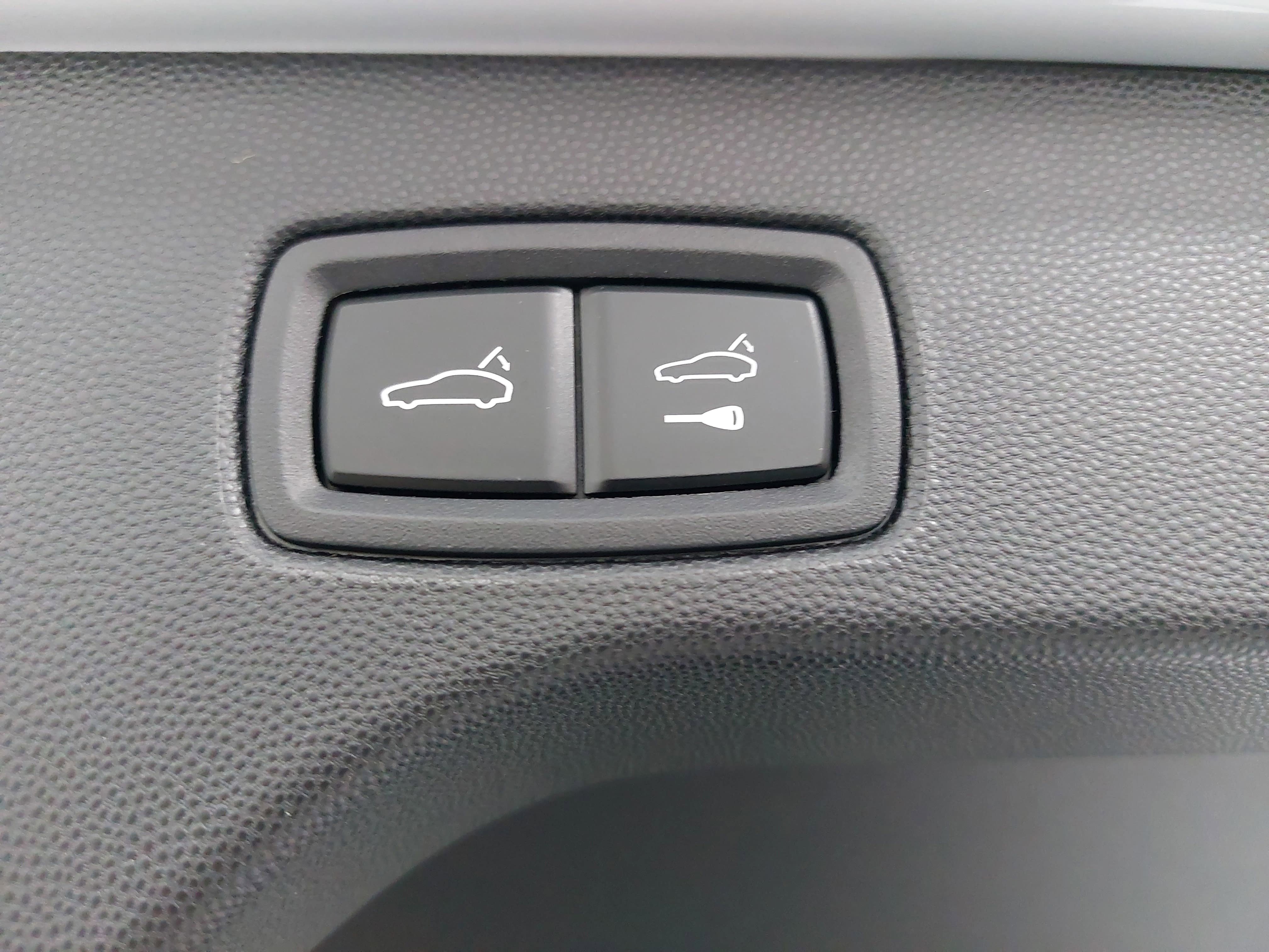Certified 2025 Porsche Macan Electric RWD image 15