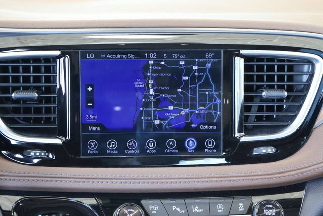 Used 2017 Chrysler Pacifica Limited image 21