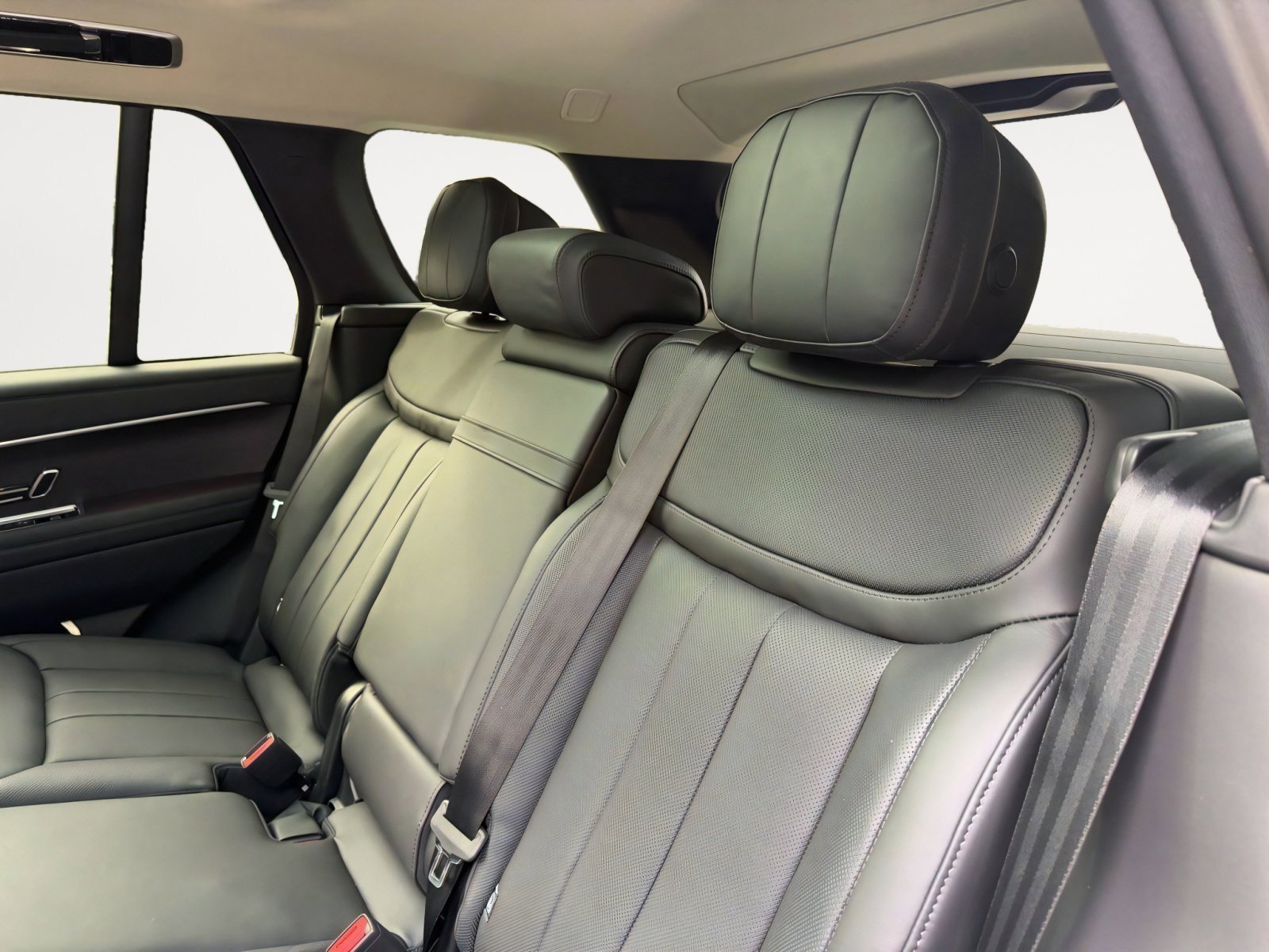 New 2026 Land Rover Range Rover SE image 13