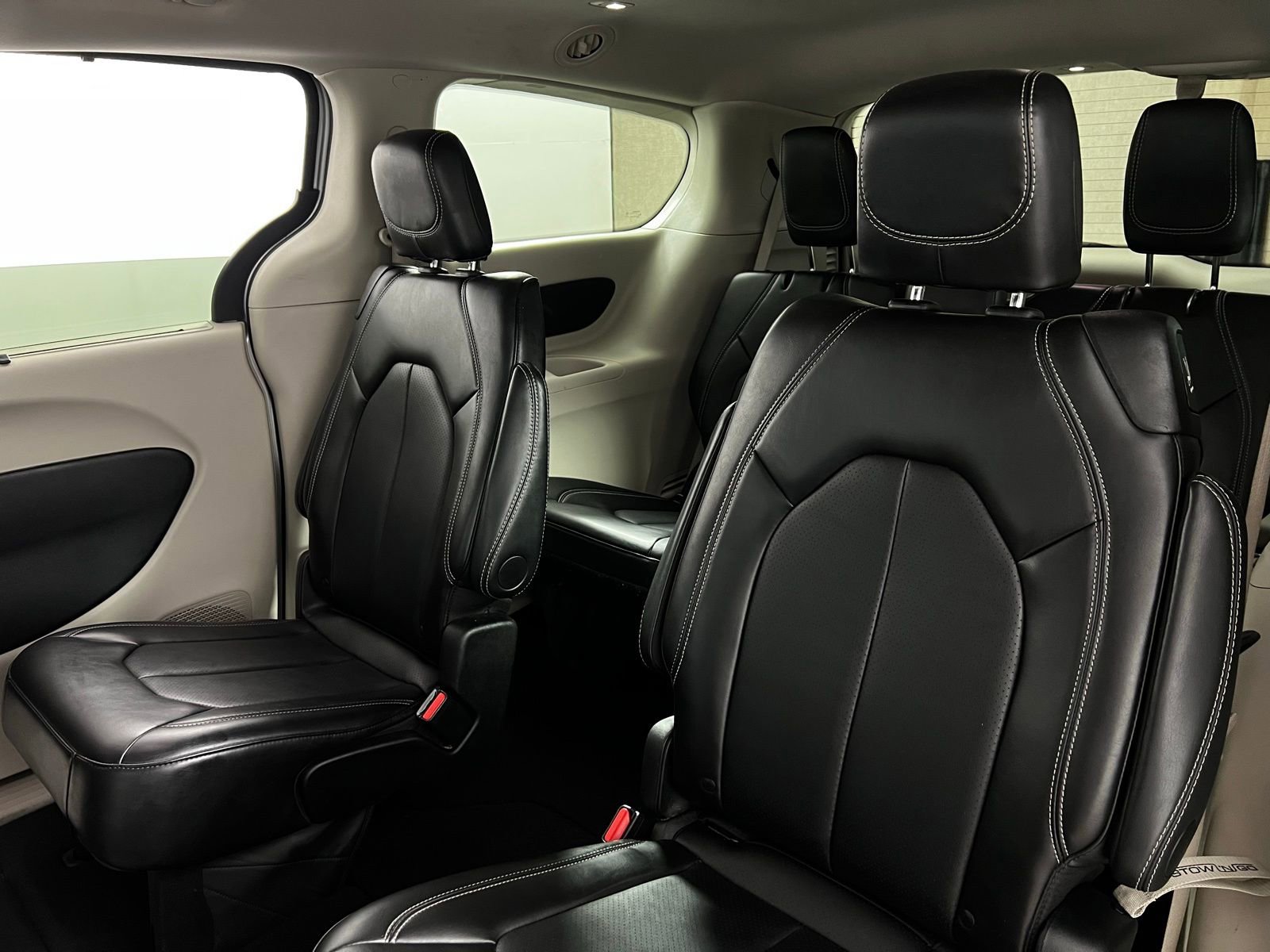 Used 2024 Chrysler Pacifica Touring-L image 25