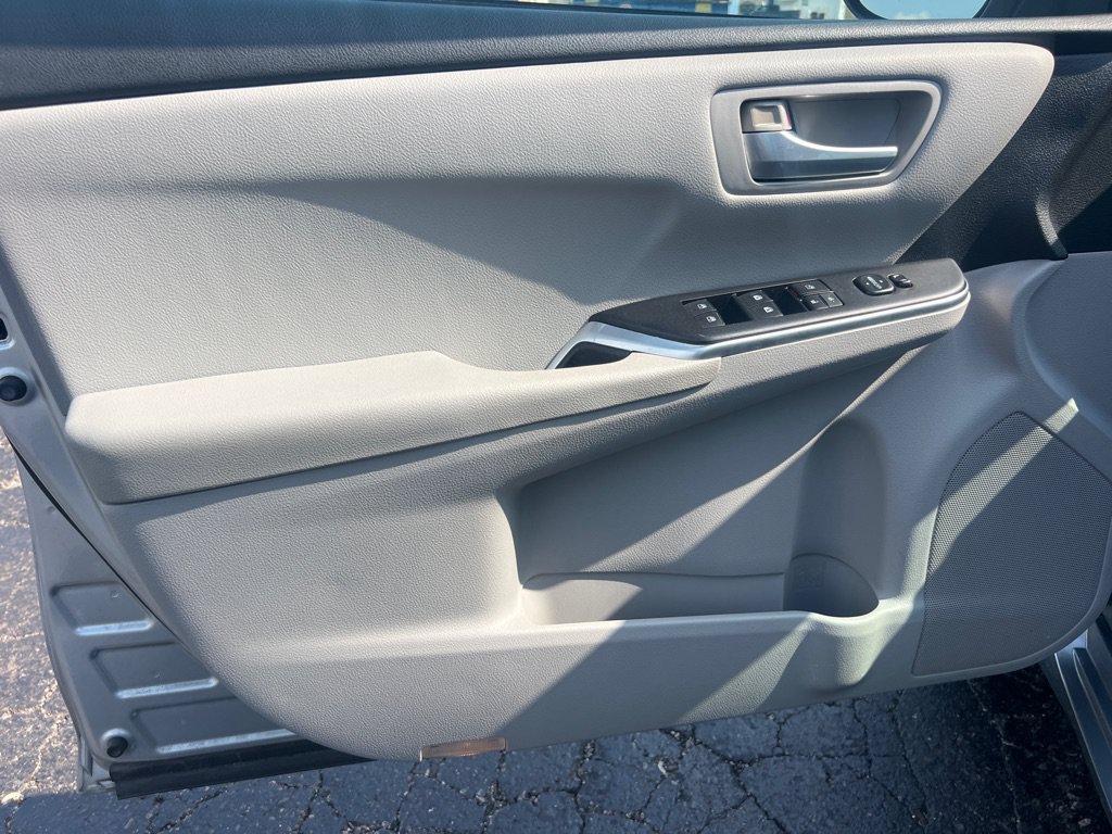 Used 2015 Toyota Camry SE FWD image 10