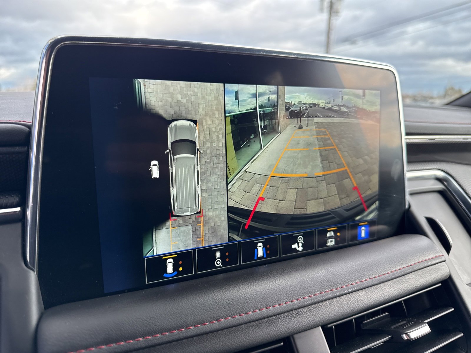 Used 2022 Chevrolet Suburban RST w/ Luxury Package image 25