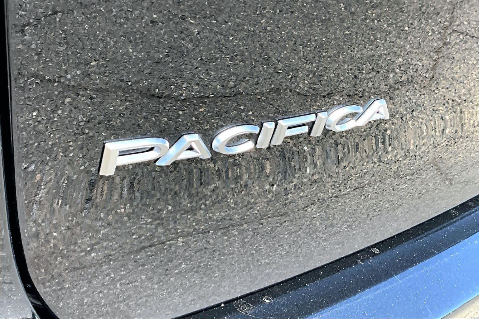 Used 2025 Chrysler Pacifica Pinnacle FWD image 30