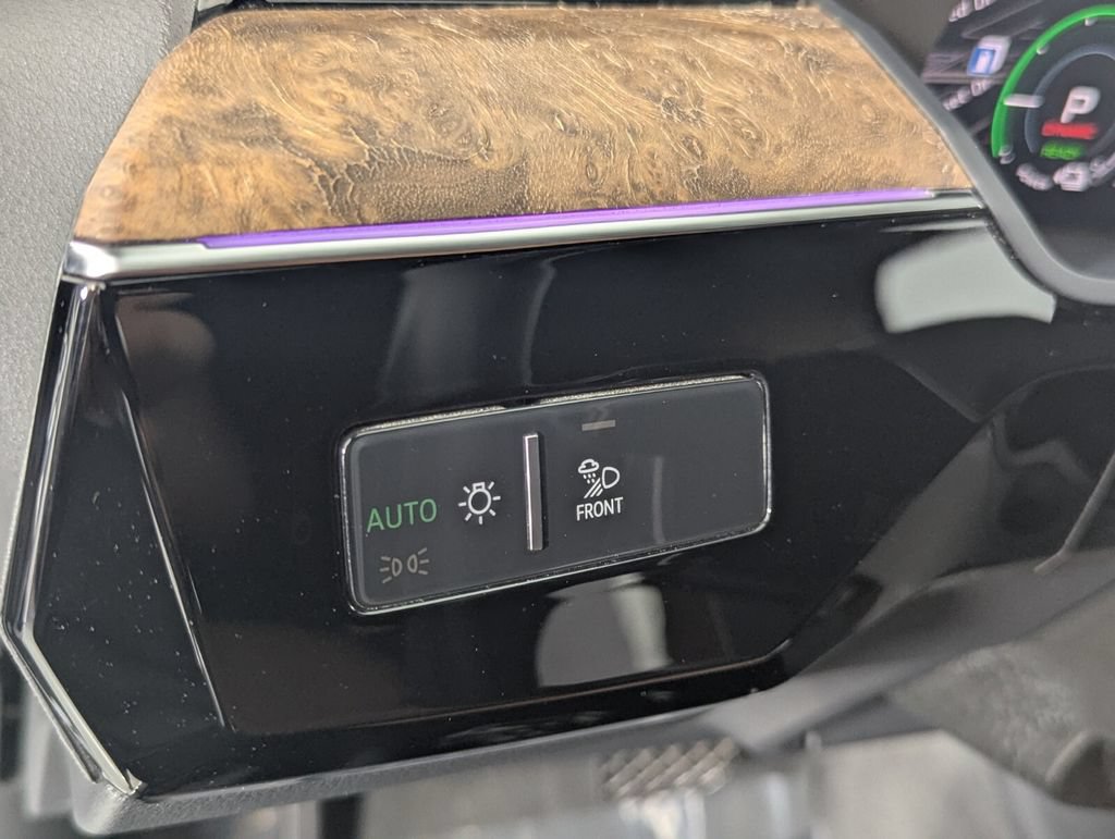 Used 2019 Audi e-tron Prestige w/ Prestige Package AWD/4WD image 14