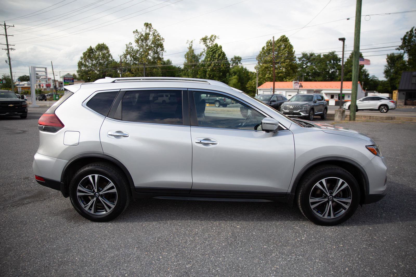 Used 2019 Nissan Rogue SV w/ Premium Package image 2