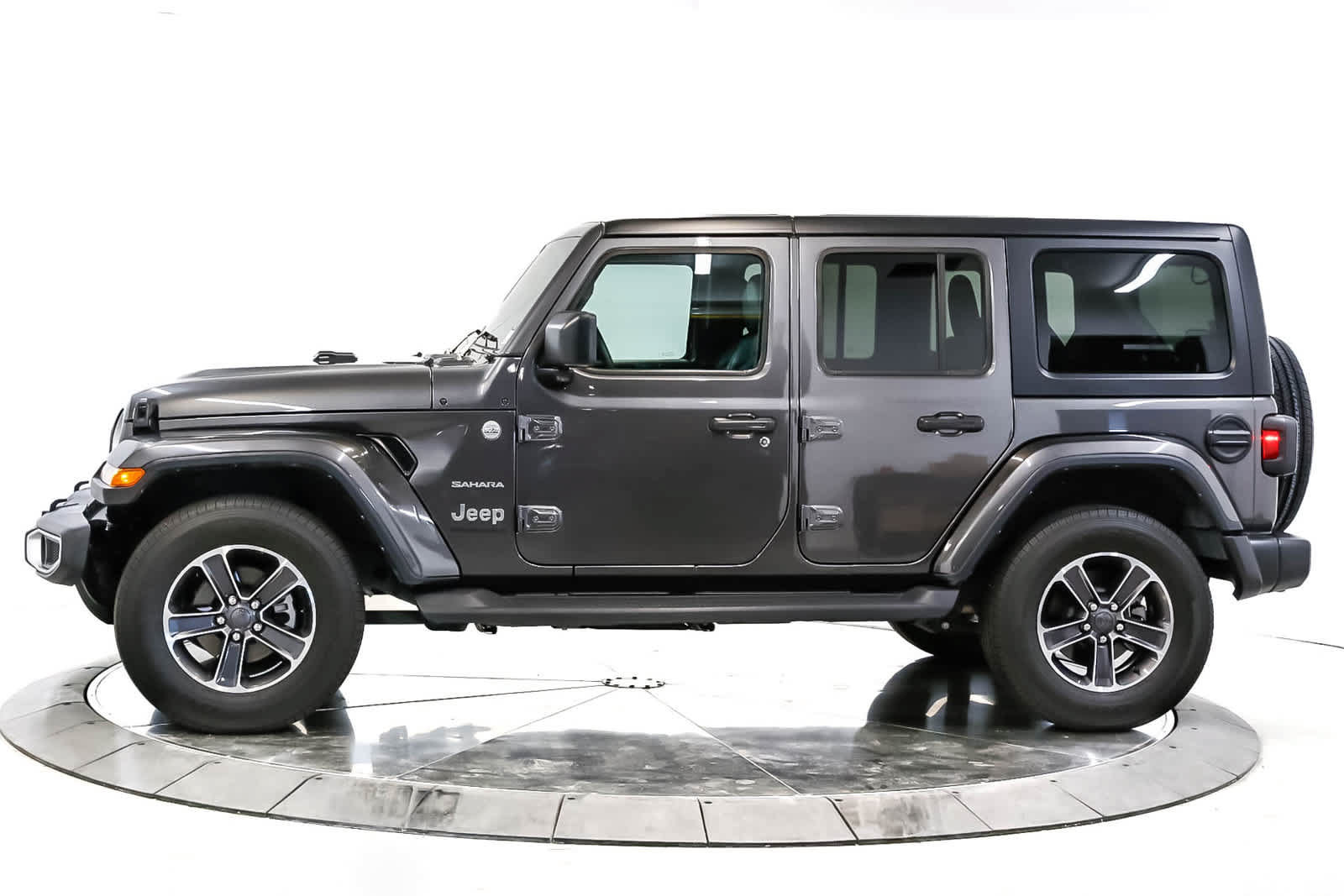 Used 2023 Jeep Wrangler Unlimited Sahara AWD/4WD image 2