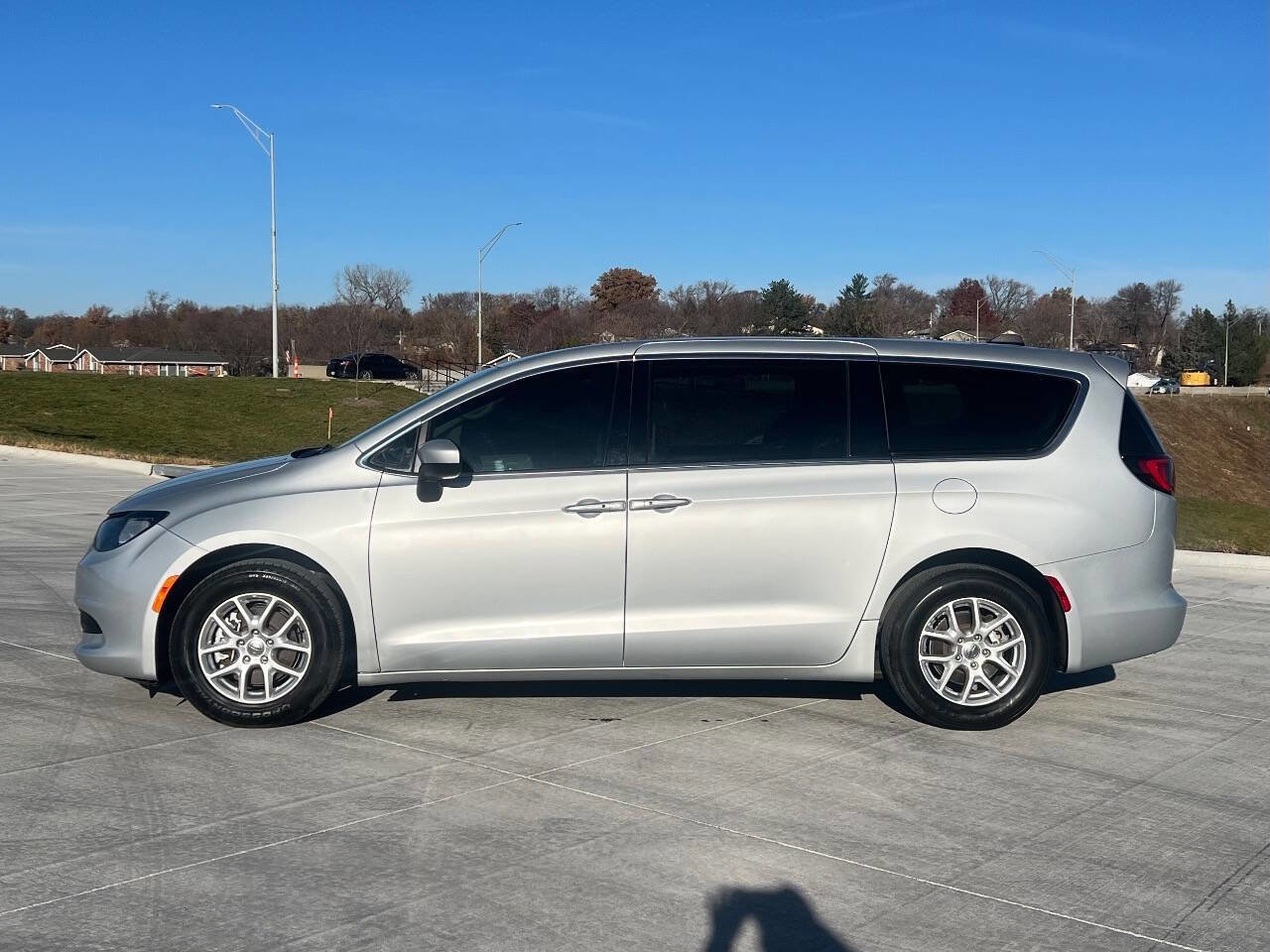Used 2022 Chrysler Voyager LX image 6