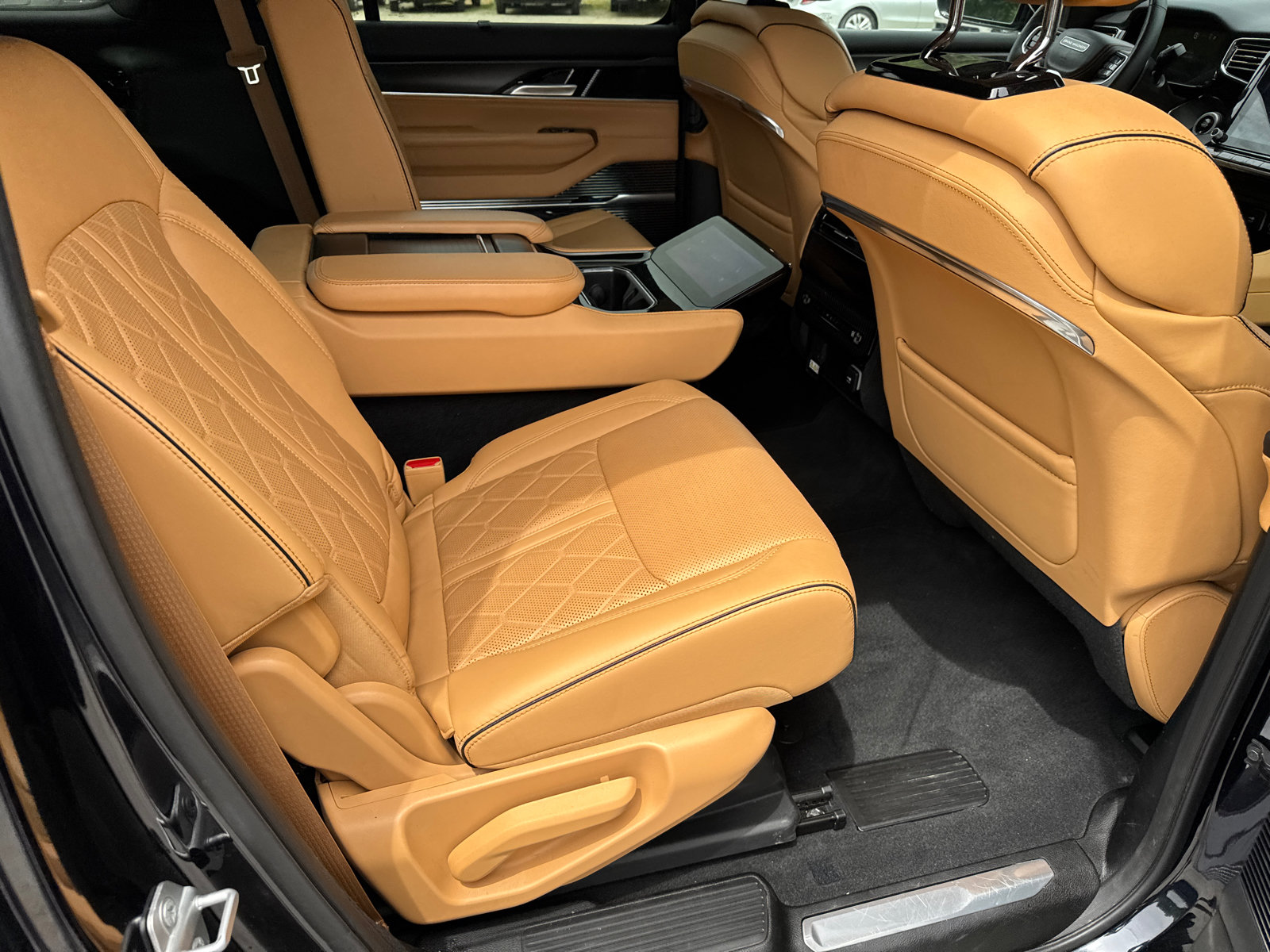 Certified 2025 Jeep Grand Wagoneer L Series III w/ Quick Order Packagew 28T AWD/4WD image 15