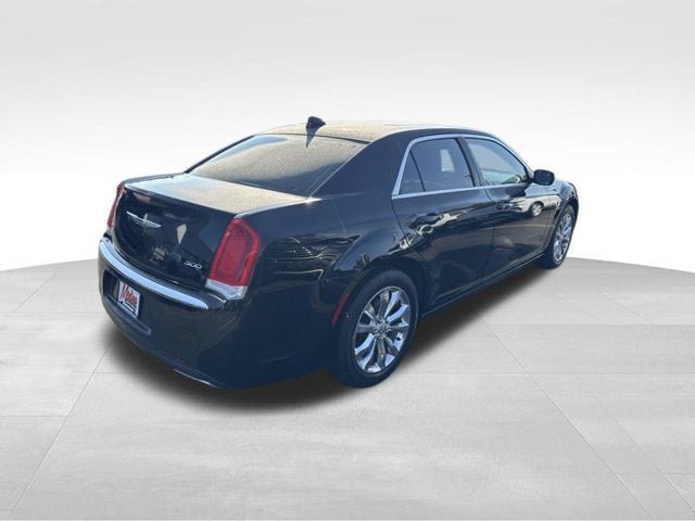 Used 2016 Chrysler 300 Limited AWD/4WD image 4