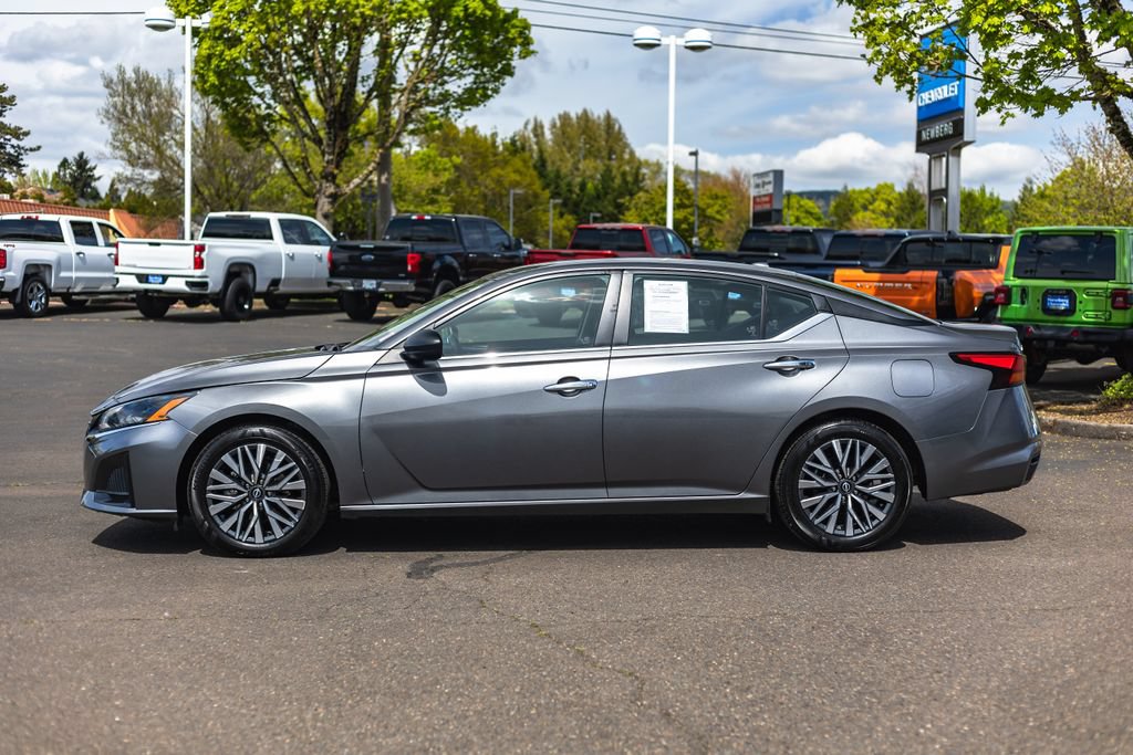 Used 2024 Nissan Altima 2.5 SV FWD image 12