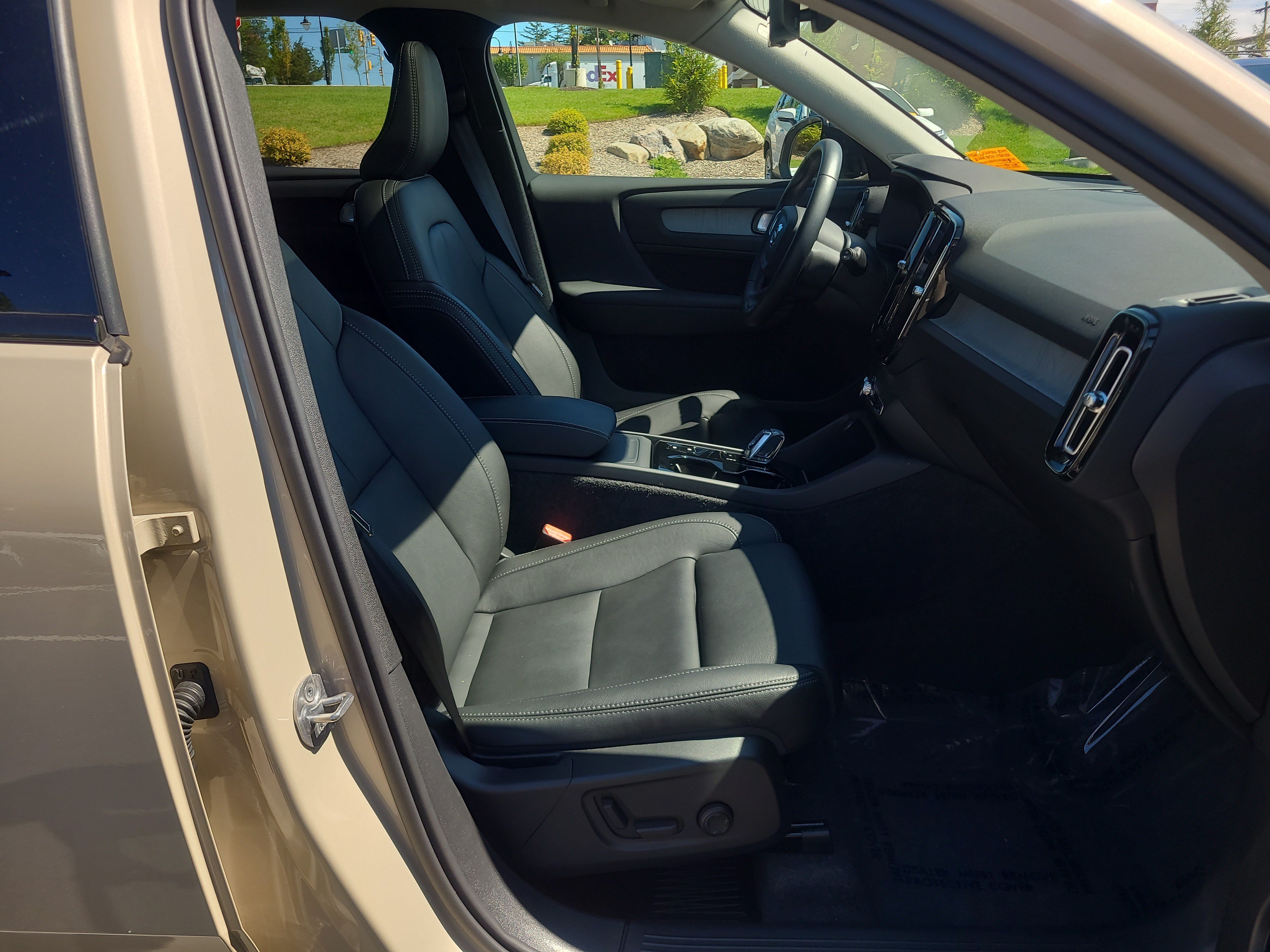 Used 2025 Volvo XC40 B5 Plus w/ Climate Package AWD/4WD image 17