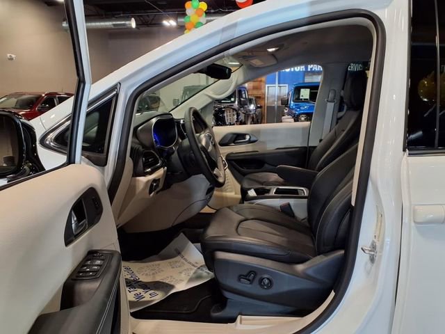 Certified 2024 Chrysler Pacifica Touring-L image 15