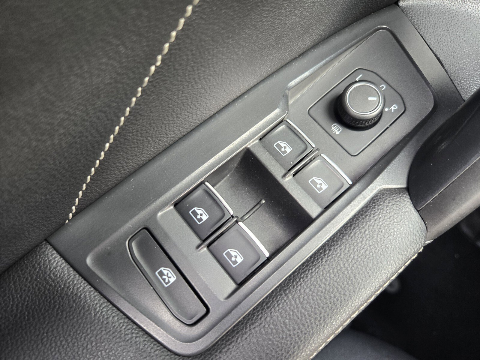 Used 2022 Volkswagen Tiguan SE image 31