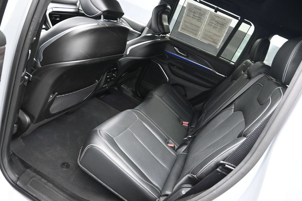 Used 2023 Jeep Grand Cherokee Overland w/ Luxury Tech Group IV RWD image 21