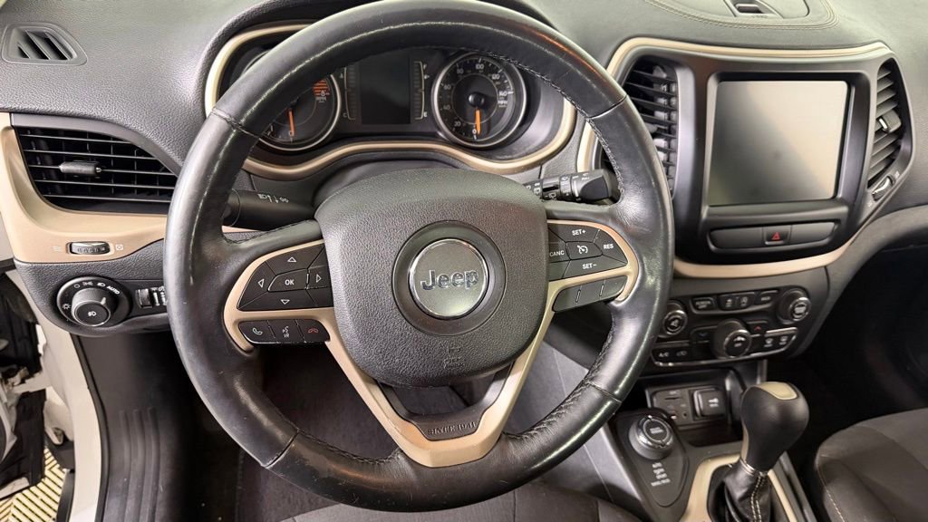 Used 2016 Jeep Cherokee Latitude w/ Cold Weather Group AWD/4WD image 18