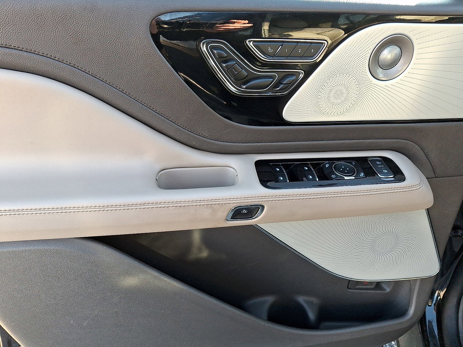 Certified 2023 Lincoln Aviator Reserve w/ Equipment Group 201A image 11