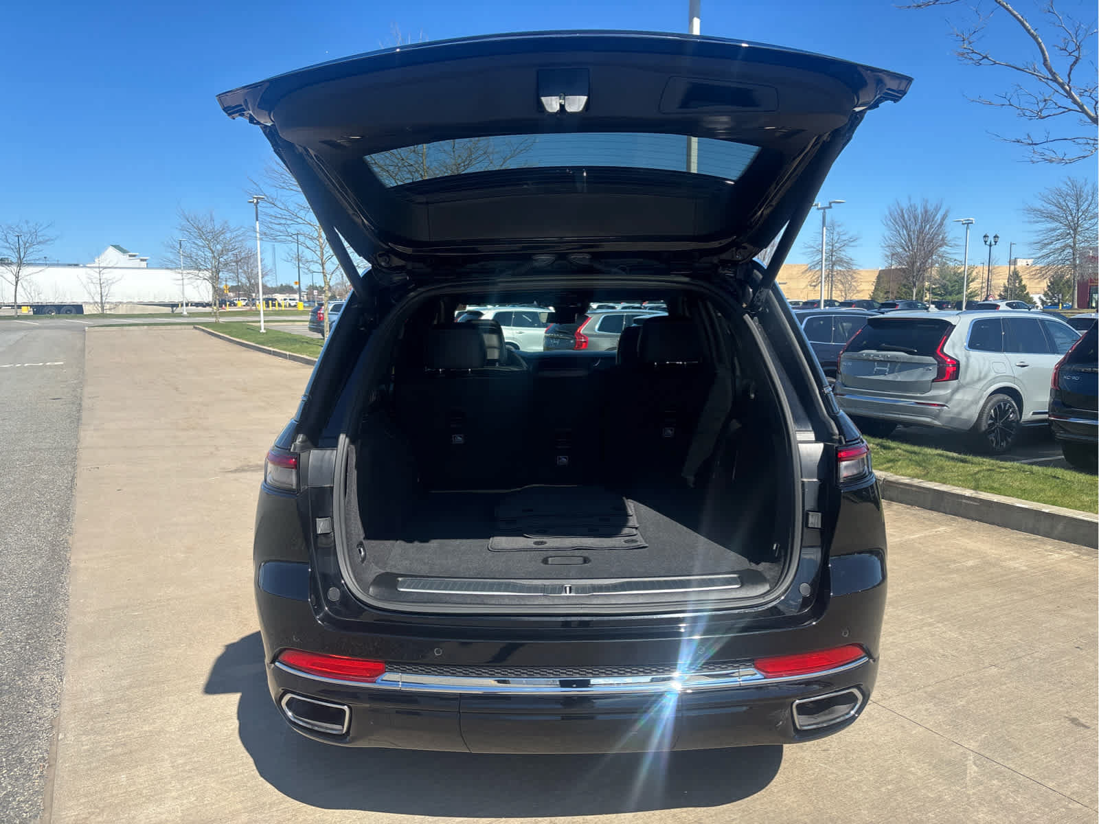 Used 2023 Jeep Grand Cherokee Overland w/ Luxury Tech Group IV AWD/4WD image 7