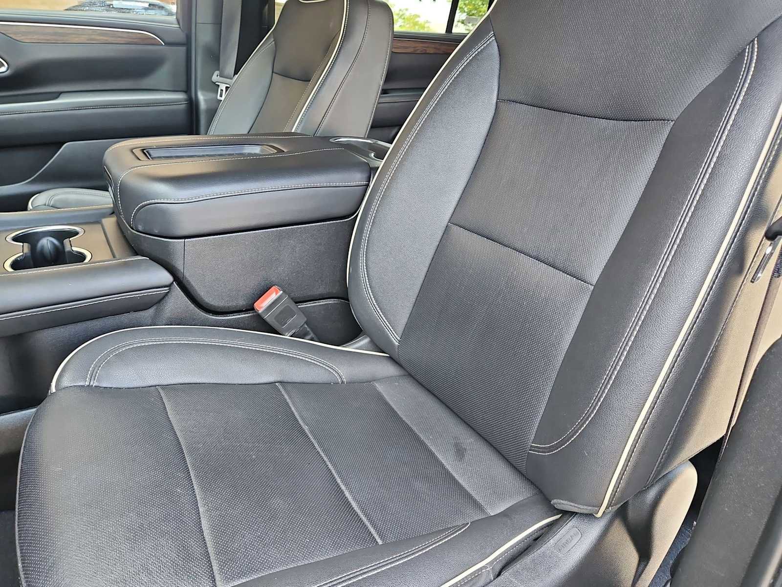 Used 2023 Chevrolet Suburban Premier AWD/4WD image 17