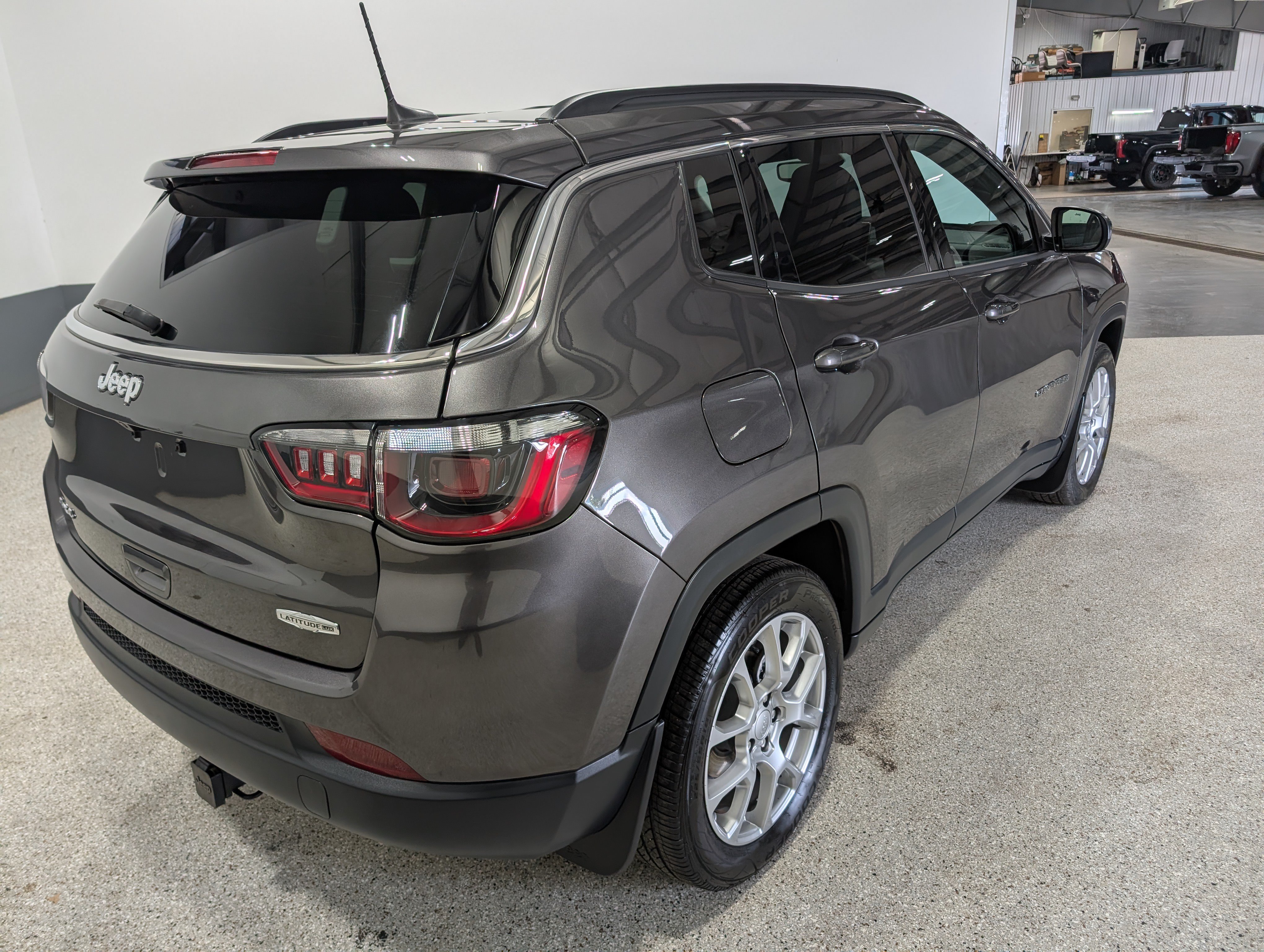 Used 2024 Jeep Compass Latitude AWD/4WD image 3