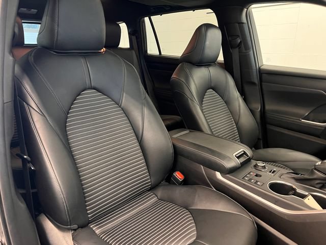 Used 2025 Toyota Highlander XSE AWD/4WD image 15