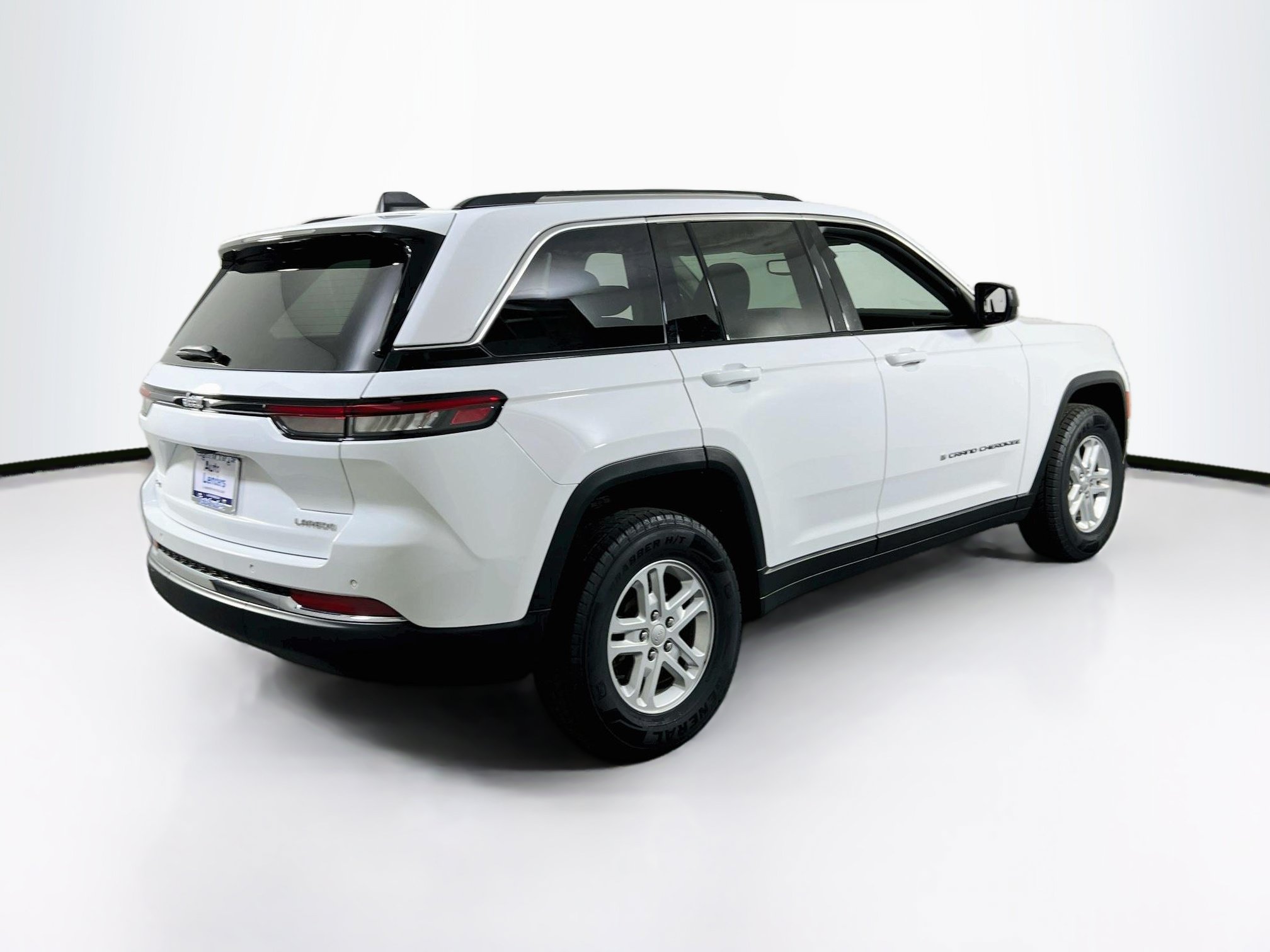 Used 2023 Jeep Grand Cherokee Laredo w/ Luxury Tech Group I AWD/4WD image 5