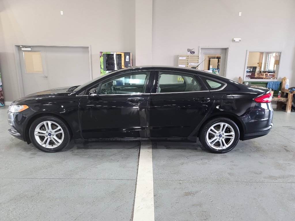 Used 2018 Ford Fusion SE image 1