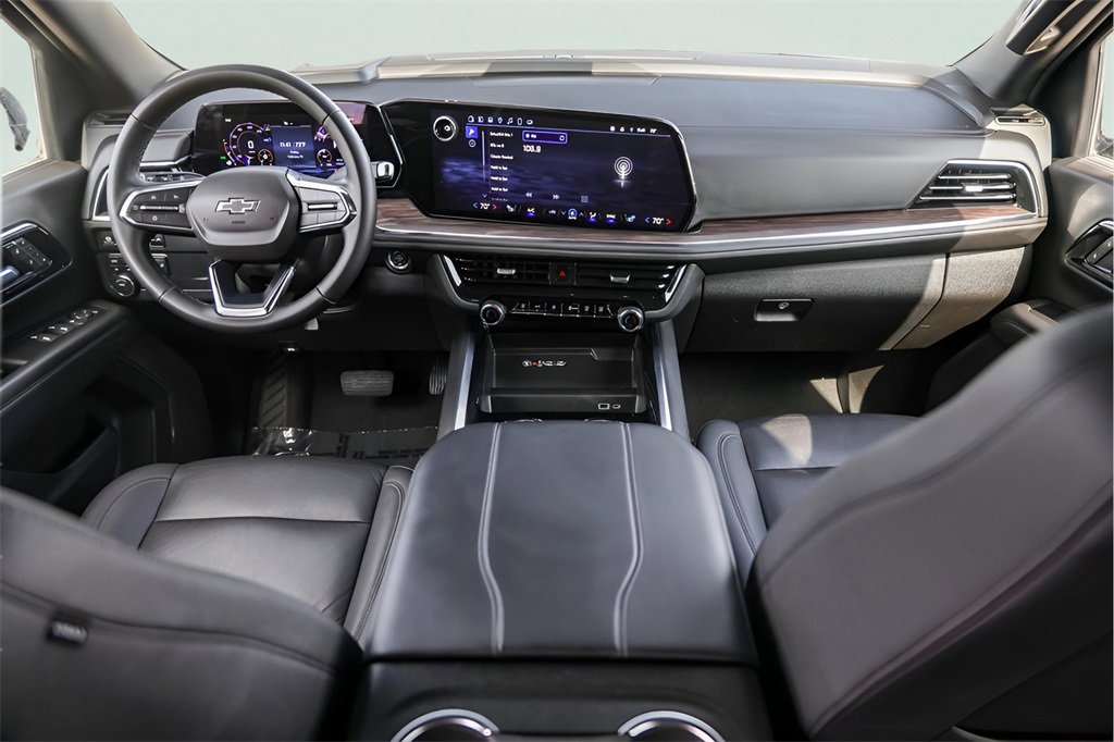 Used 2025 Chevrolet Suburban Z71 image 29