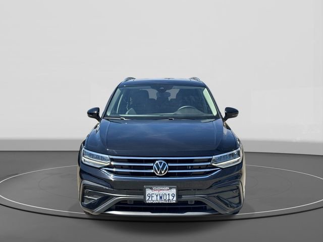 Used 2023 Volkswagen Tiguan SE w/ Panoramic Sunroof Package FWD image 2