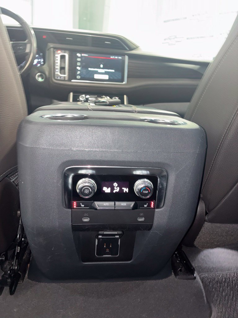 Used 2022 GMC Yukon Denali w/ Denali Premium Package AWD/4WD image 33