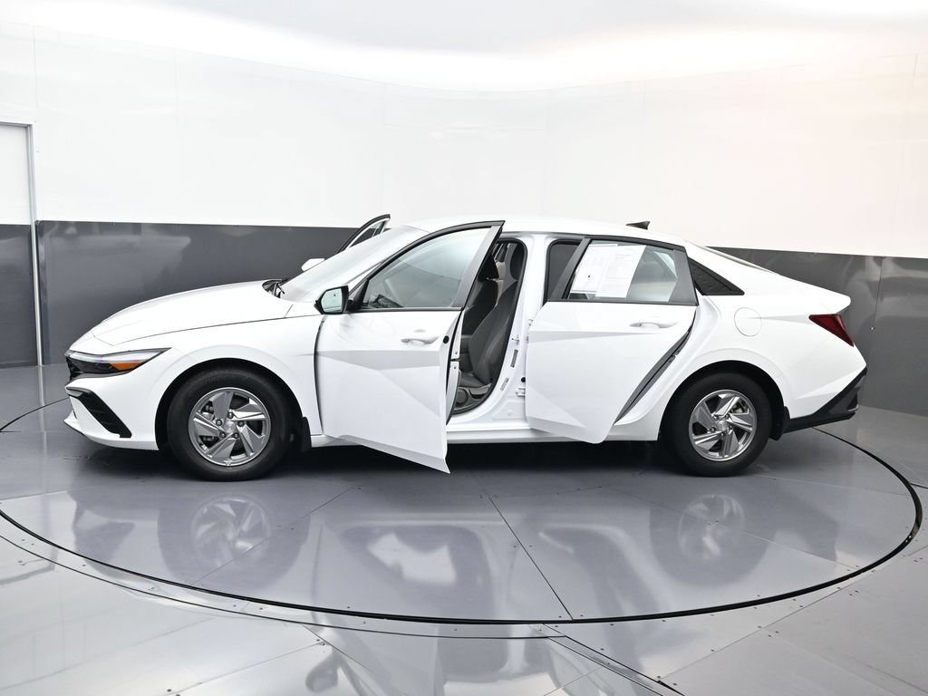 Certified 2026 Hyundai Elantra SE FWD image 31