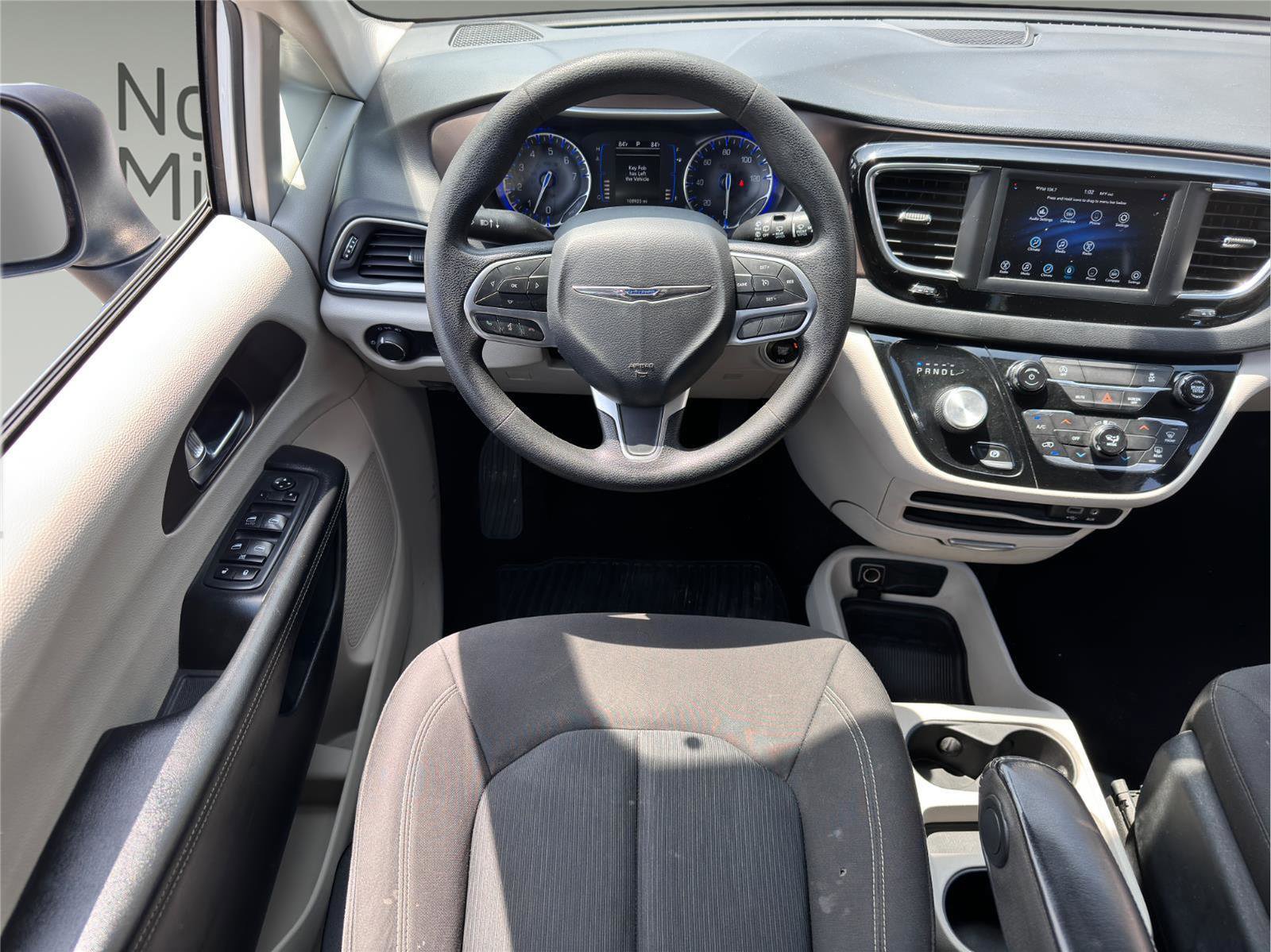 Used 2020 Chrysler Voyager L image 18