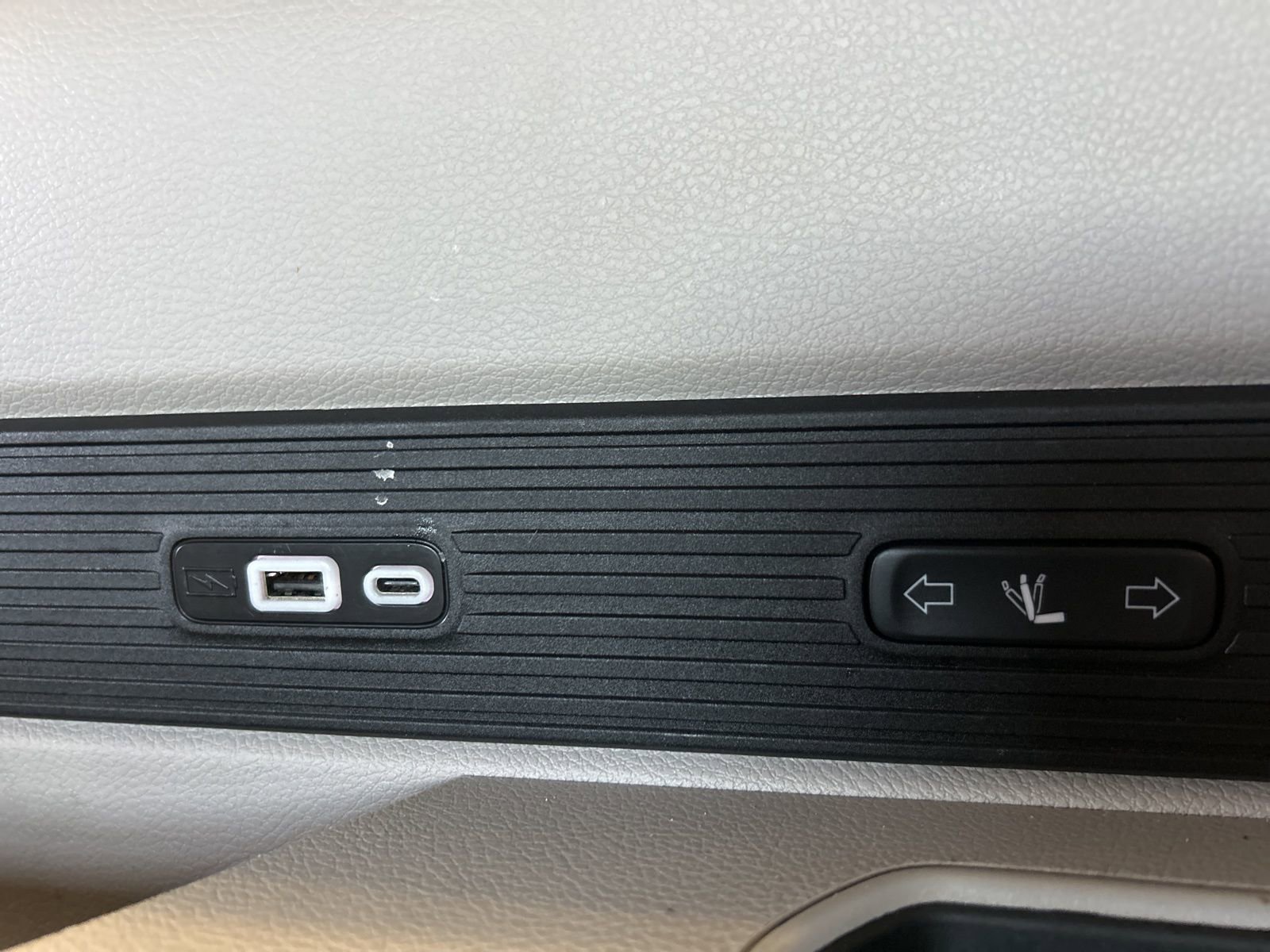 Used 2024 Jeep Wagoneer L Series II w/ Flexible Seating Group image 13