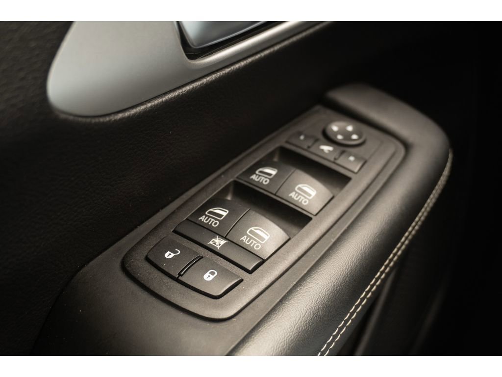 Used 2025 Chrysler Pacifica Limited FWD image 30