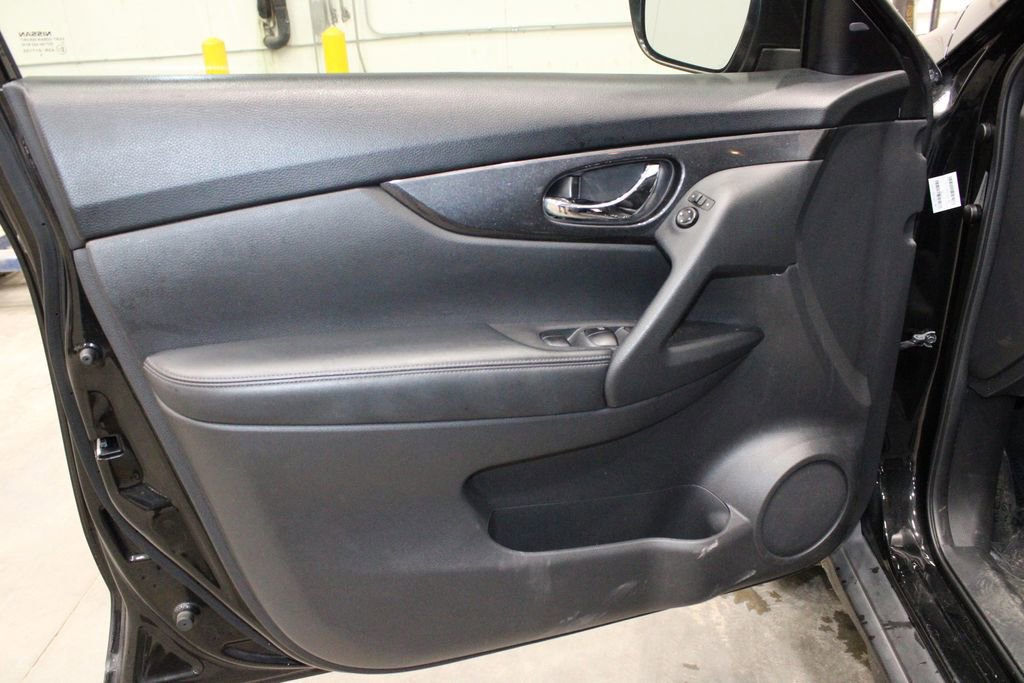 Used 2020 Nissan Rogue SV image 16