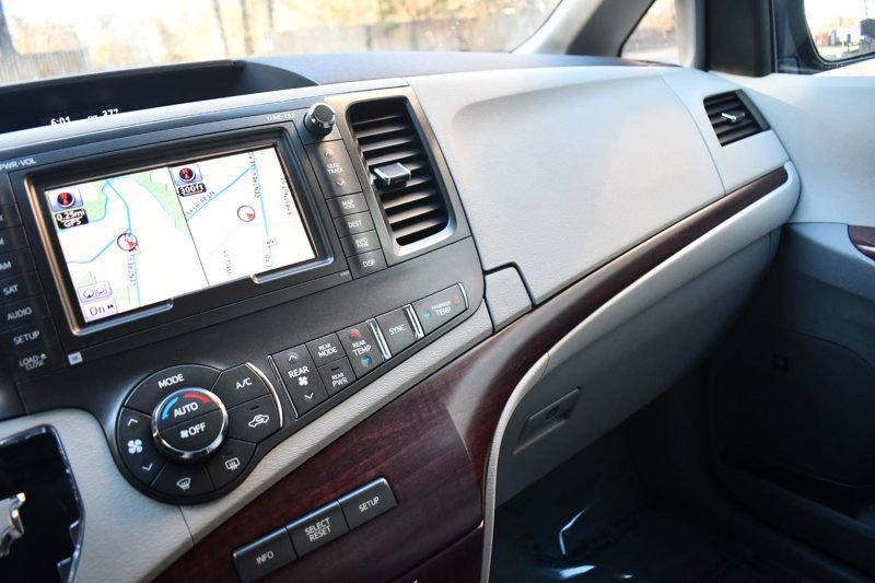 Used 2011 Toyota Sienna XLE w/ Premium Pkg image 33