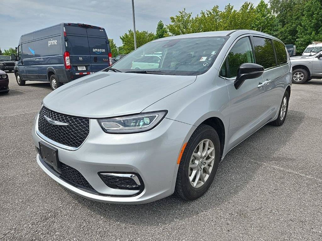 Used 2024 Chrysler Pacifica Touring-L FWD image 3