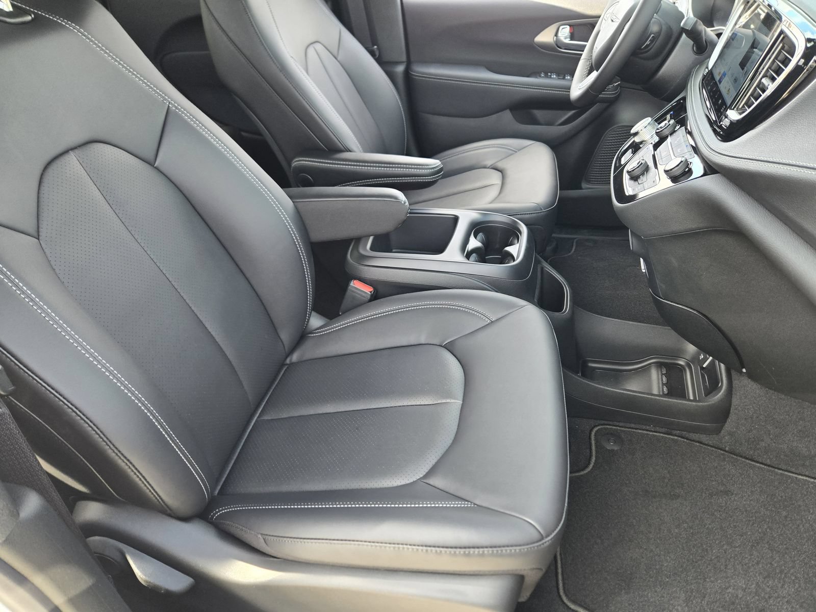 New 2026 Chrysler Pacifica Select AWD/4WD image 13